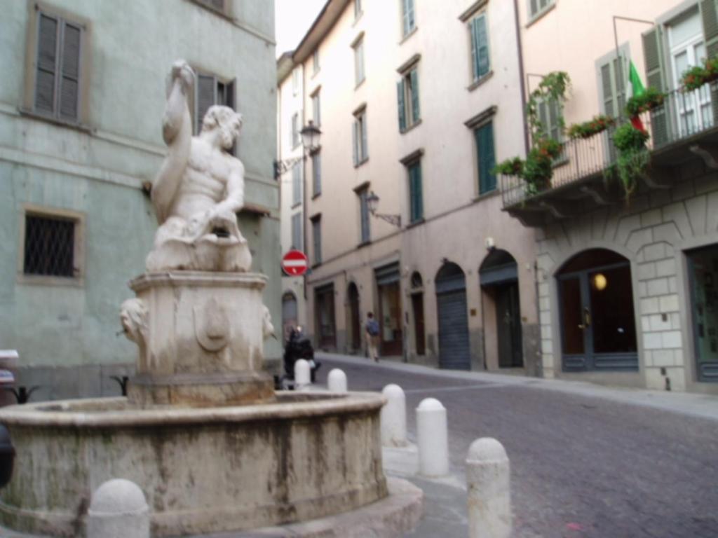 Casa Vacanza Fontana Del Delfino Бергамо Номер фото